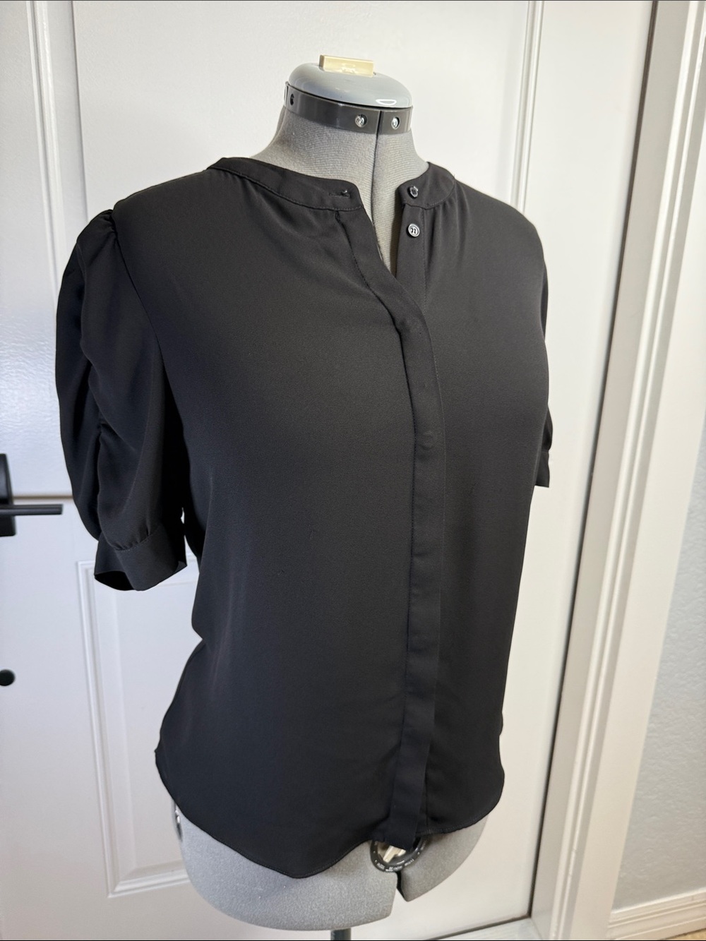 Tahari Large Black Short Sleeve Button-Front Blouse